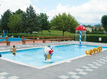 Centro Piscine Mugello Con I Suoi Giochi Dacqua E Il Parco