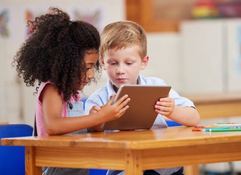 A scuola con il tablet, a scuola con i libri